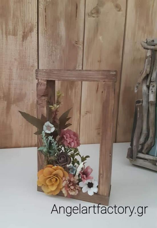 Σύνθεση με λουλούδια σε ξύλινη κορνίζα